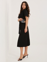 Czarna midi sukienka z ozdobnym detalem