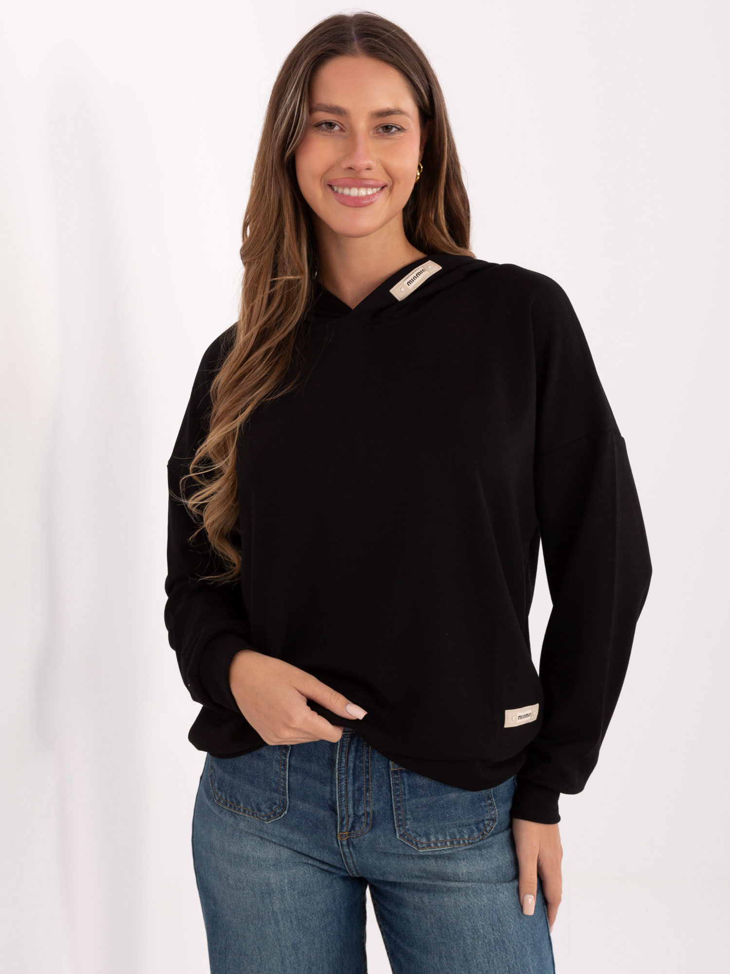 Black women's sweatshirt with a blend of viscose.
