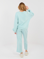 Pastellgrünes Set mit Oversize-Pullover.