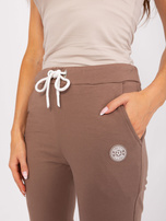 Hurtownia Brązowe spodnie dresowe z wąskimi nogawkami