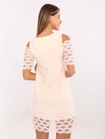 Hurt Brzoskwiniowa sukienka koktajlowa z ozdobnymi rękawami