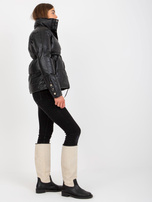 Hurtownia Czarna kurtka zimowa z eko skóry ze ściągaczami 