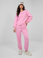 Różowe dresowe spodnie typu joggery