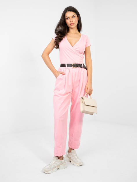 Pastelowe różowe sztruksowe spodnie carrot z zakładkami