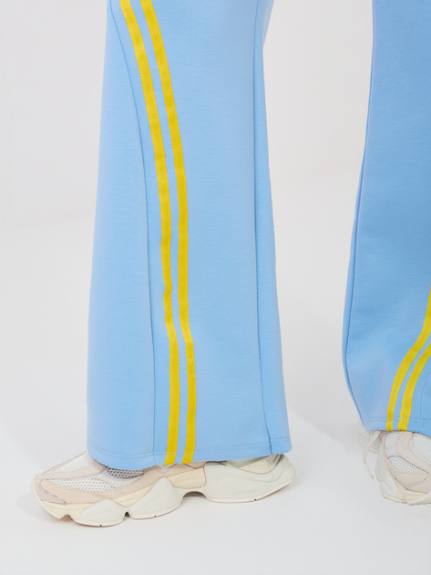 Pastelowe niebieskie spodnie z kontrastowymi lampasami RUE PARIS