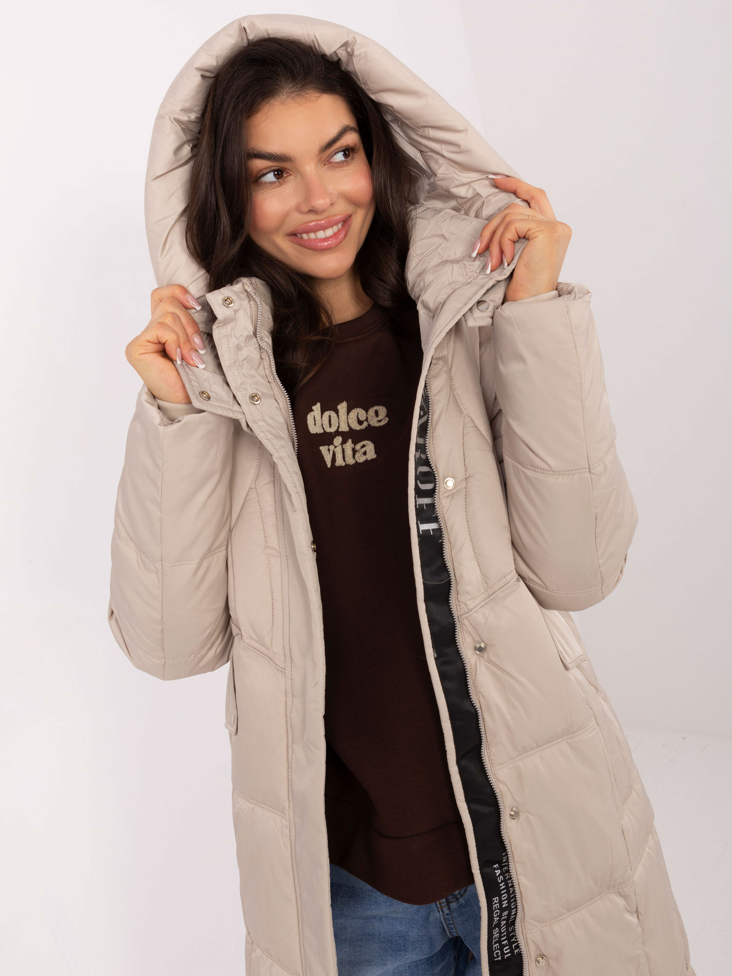 Beige lange Winterjacke mit Kapuze.