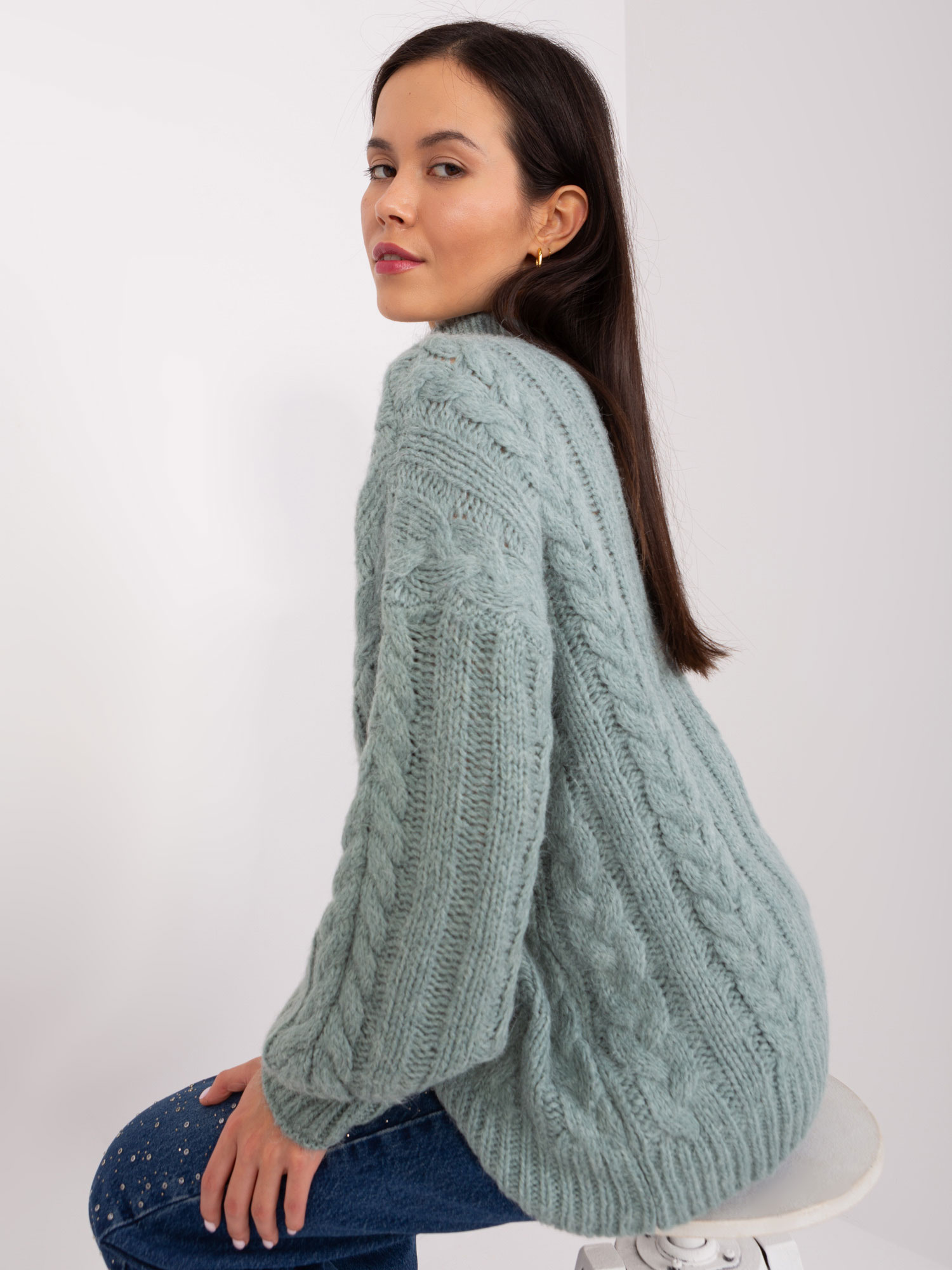 Parduotuvė Mėtų megztinis su pynėmis ir elastinėmis juostomis.