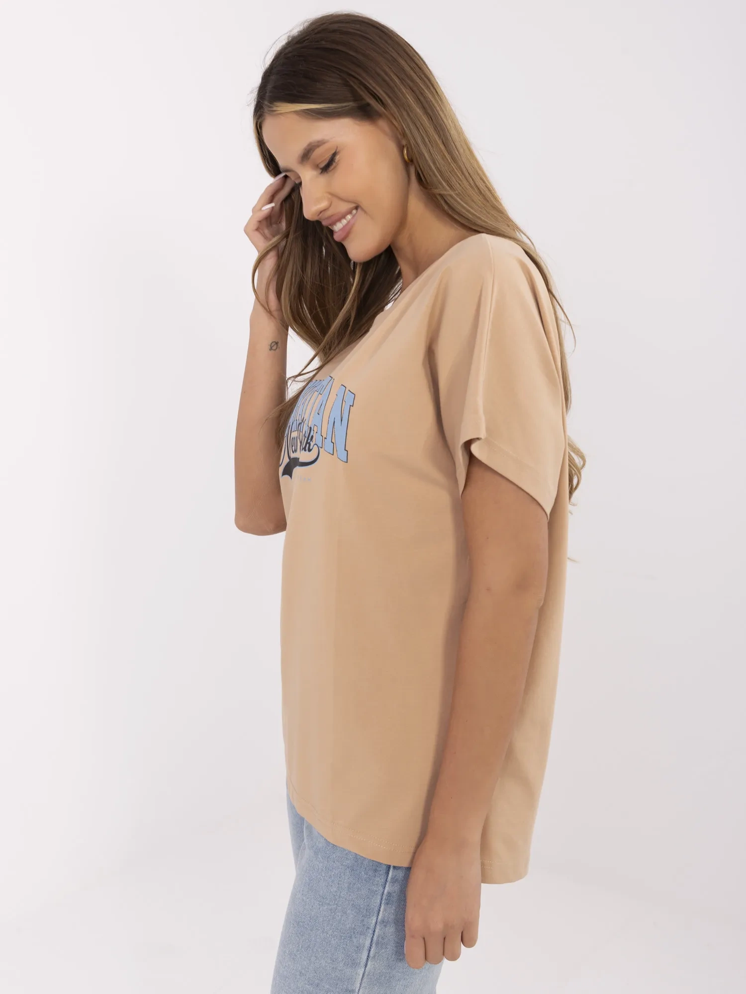 Kamelfarbener Baumwoll-T-Shirt mit Druck.