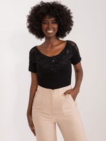 Hurtownia Czarna bluzka z koronką przy dekolcie