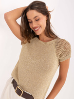 Goldener Damenpullover mit kurzen Ärmeln.