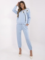 Jasnoniebieski damski komplet z kwiatową aplikacją