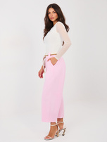 Jasnoróżowe jeansy z materiałowym paskiem RUE PARIS 