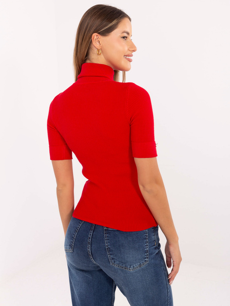 Czerwony sweter z ozdobnymi guzikami na rękawach