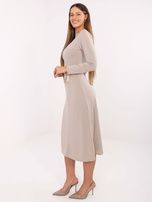 Beżowa elegancka sukienka z ozdobnymi detalami