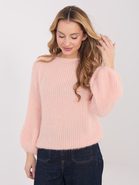 Jasnobrzoskwiniowy sweter z miękkiej dzianiny