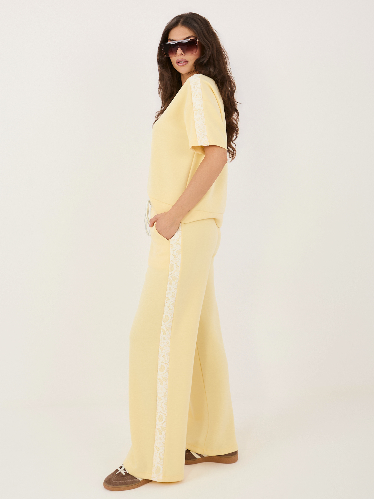Jasnożółte dresowe spodnie z koronkowymi lampasami