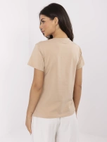 Kamelfarbener T-Shirt mit Schmetterlingsdruck.