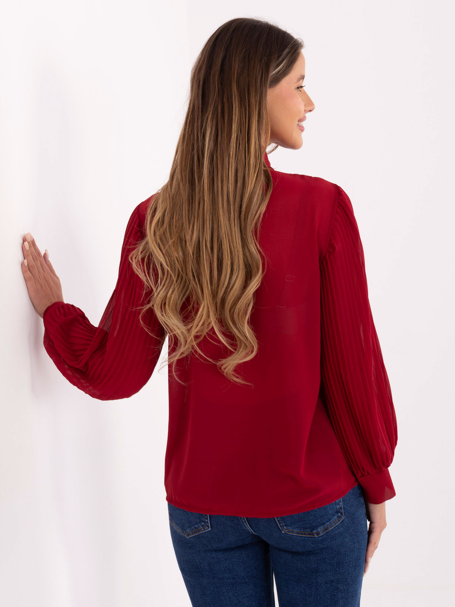 Bordeaux elegante Bluse mit Rüsche.