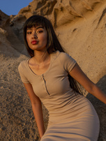 Beżowa sukienka z zatrzaskami przy dekolcie RUE PARIS 