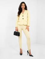 Pastelowa żółta marynarka o dopasowanym kroju