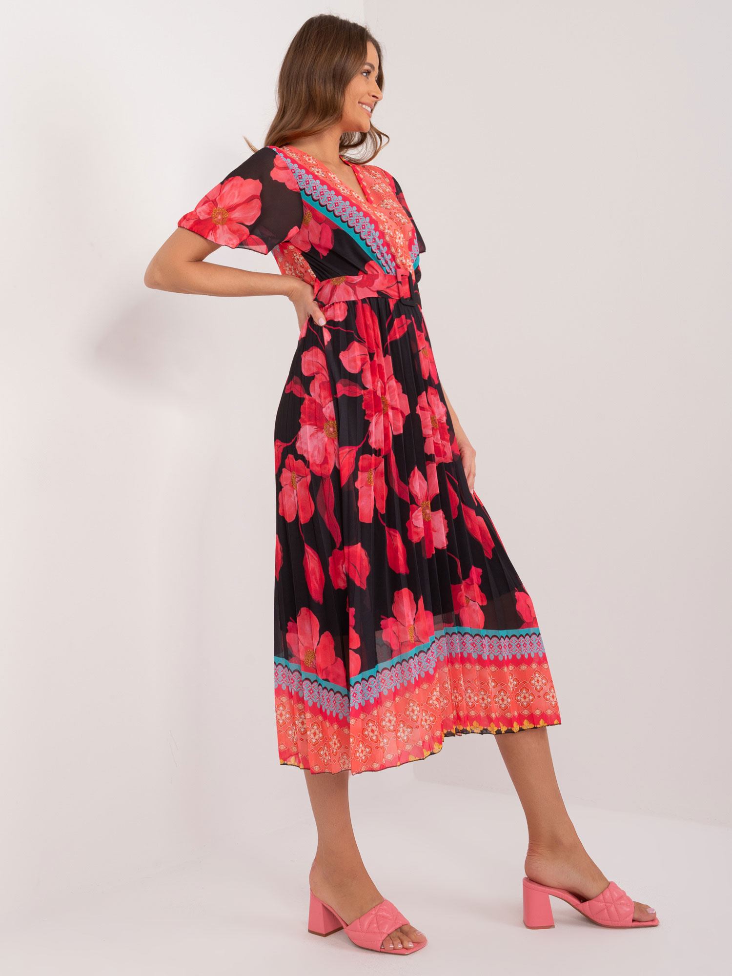 Großhandel schwarz-rote gemusterte Kleid mit kurzen Ärmeln.