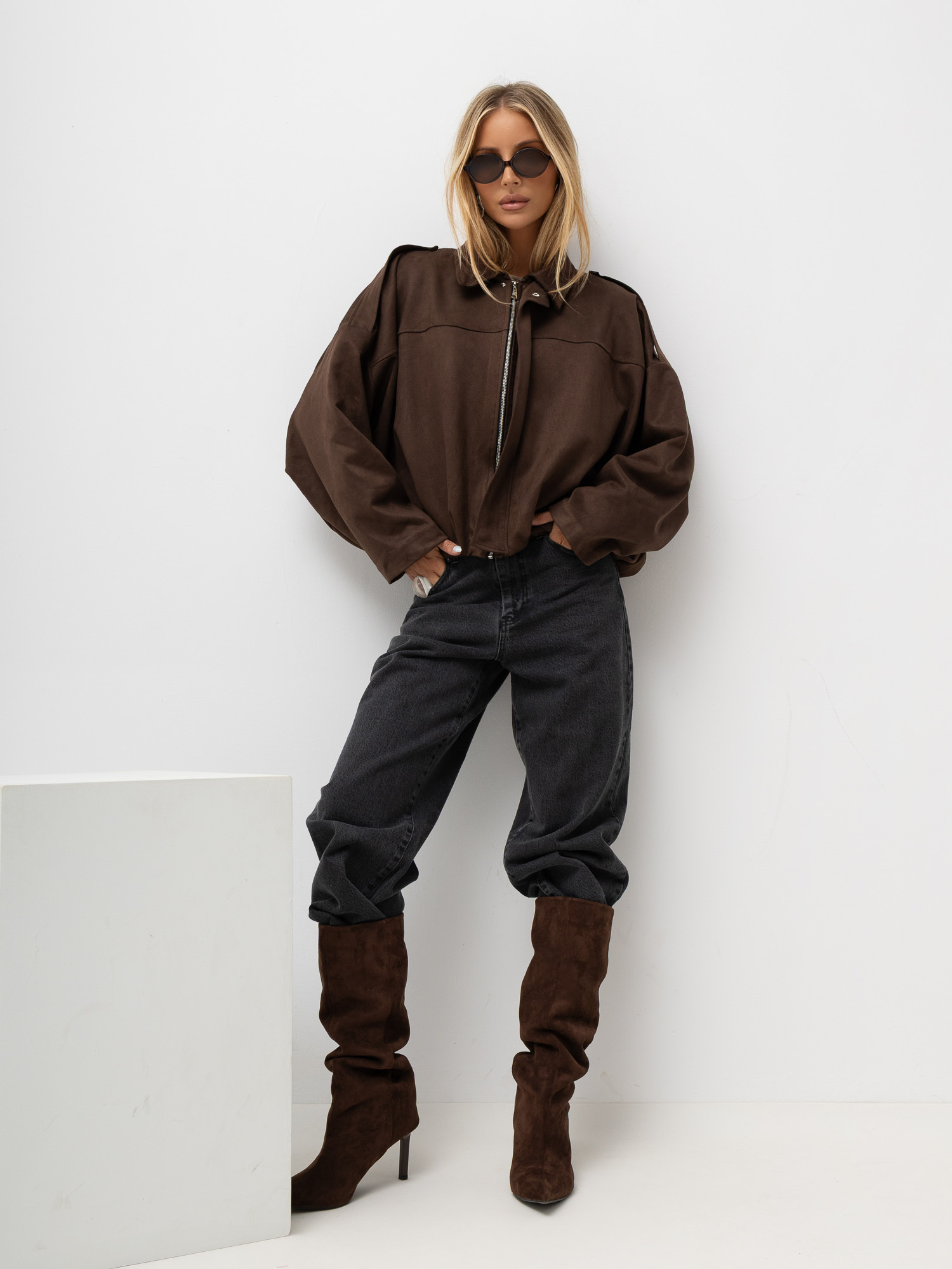 Braune Damenjacke aus Wildlederimitat mit Reißverschluss.