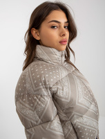 Hurt Ciemnobeżowa krótka puchowa kurtka pikowana we wzory  