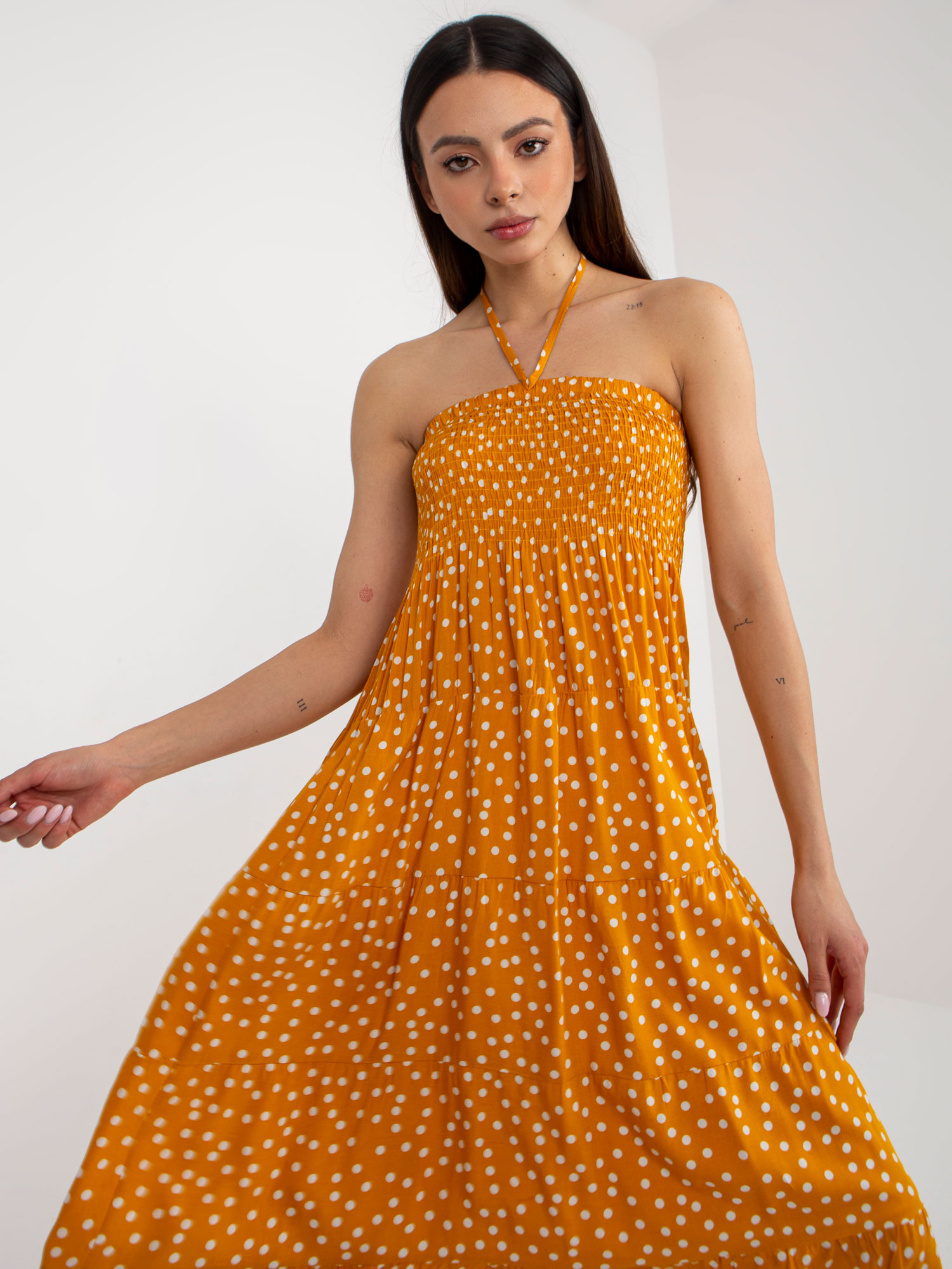 Großhandel Gelbes Midi-Kleid mit Punkten und Rüsche.