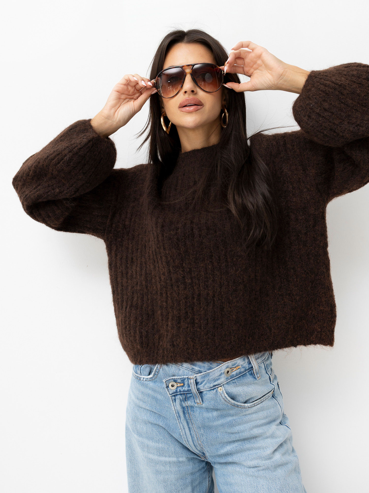 Czekoladowy sweter oversize z domieszką wełny