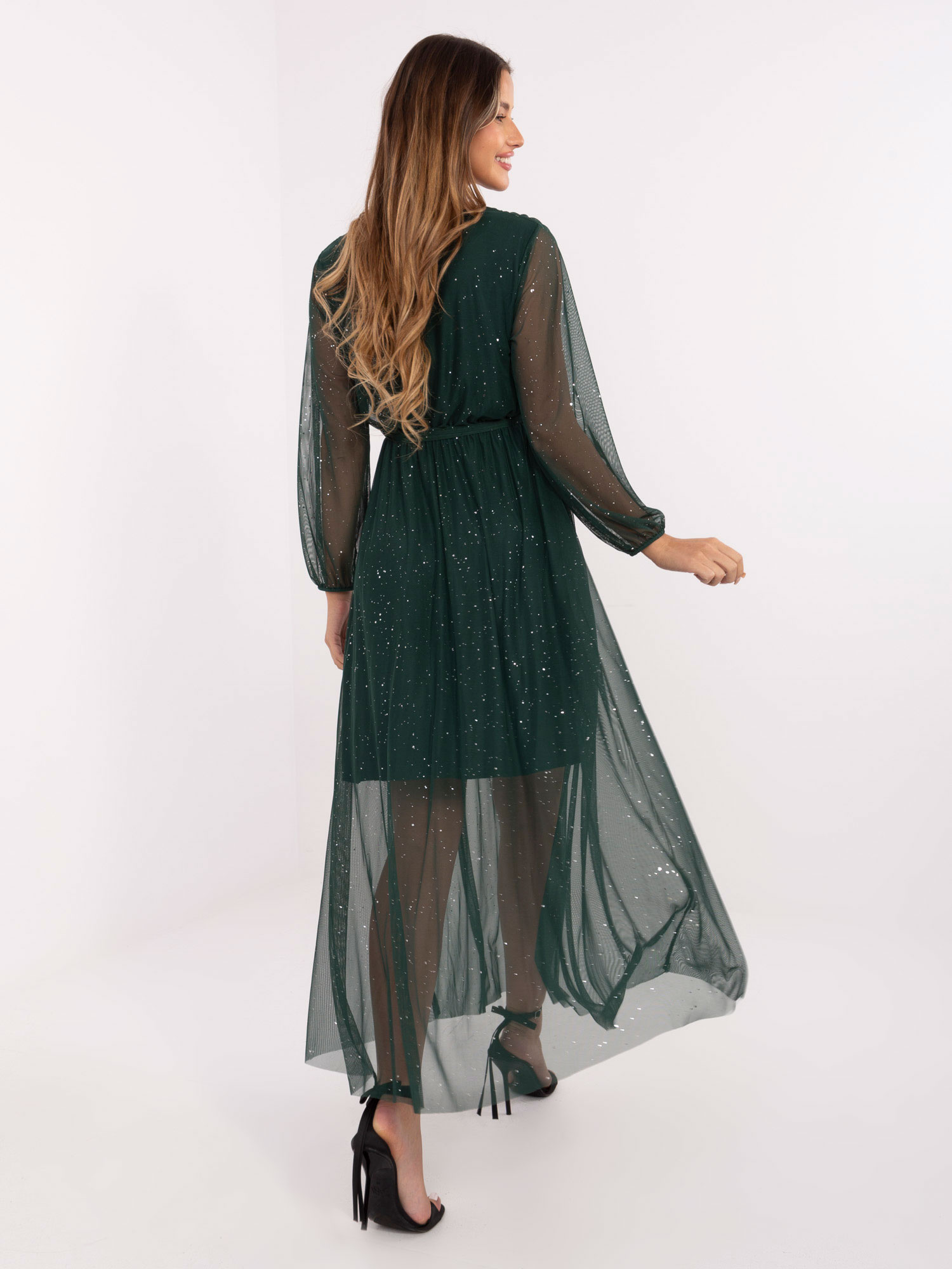 Dunkelgrünes Abendkleid aus Netzstoff.