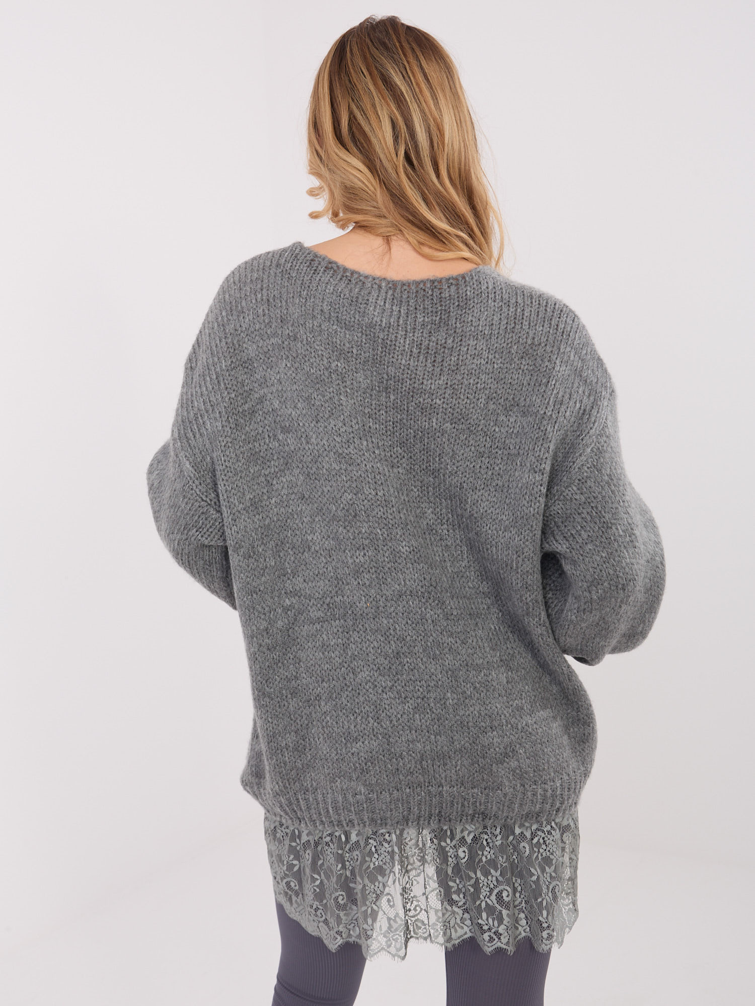 Dunkelgrauer eleganter Pullover mit Spitze.