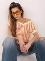 Jasnożółto-czerwony t-shirt oversize z dekoltem V