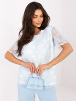 Jasnoniebieska elegancka bluzka z kwiatową koronką