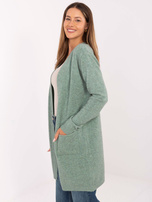 Dunkelgrüner Cardigan mit langen Ärmeln.