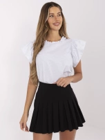 Balta-juoda elegantiška bluzonė su raukiniais.