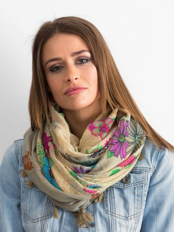 Beige Tuch mit Blumenmuster.