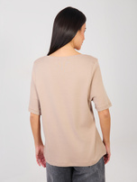 Ciemnobeżowy t-shirt basic z ozdobnymi szwami RUE PARIS 