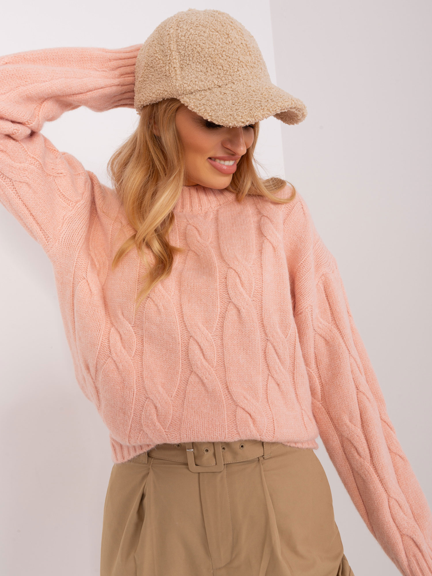 Brzoskwiniowy dzianinowy sweter w warkocze