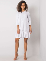 Weiß-beige Kleid mit der Aufschrift Ebba.