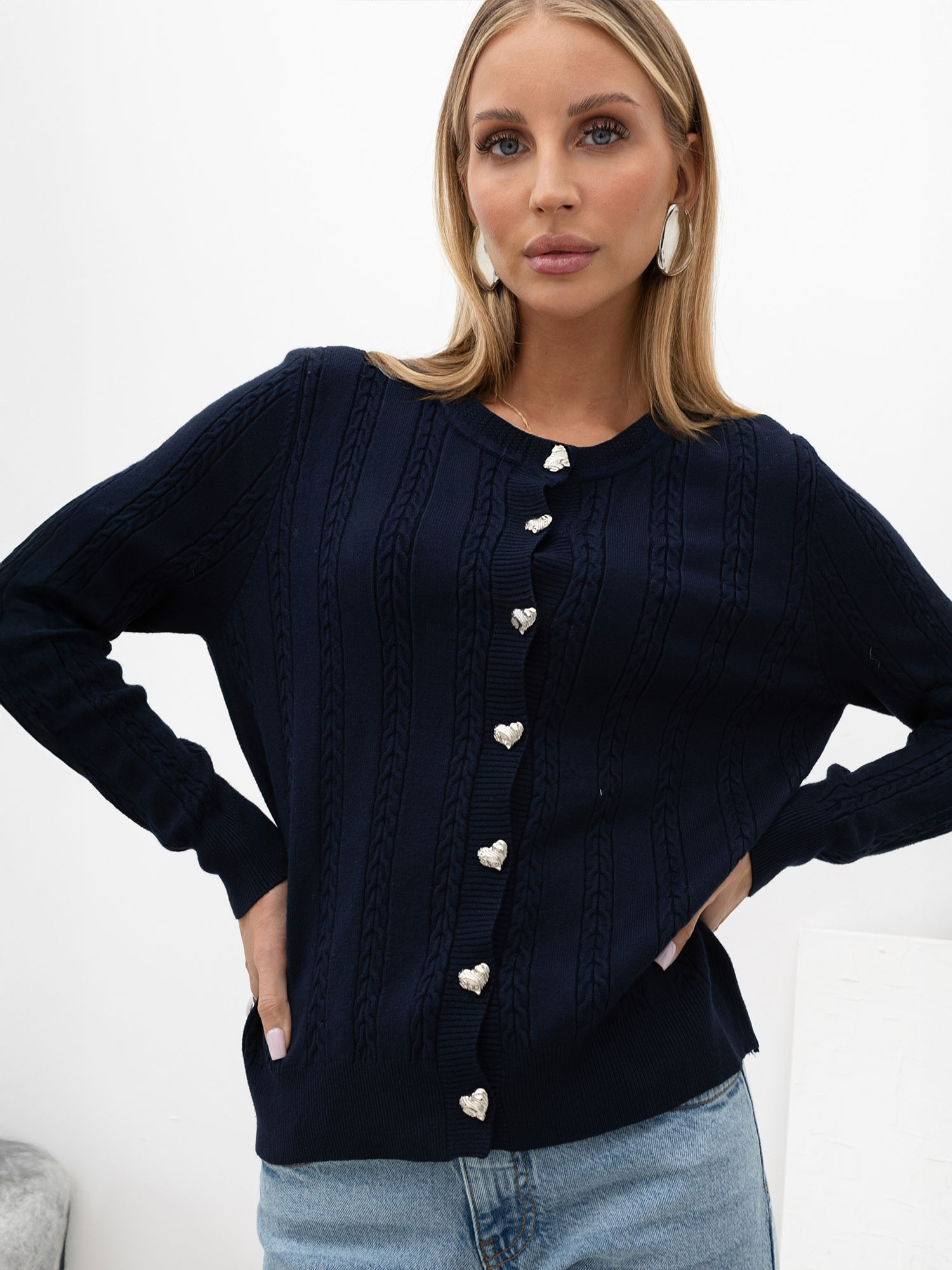 Granátový dámsky kardigán s priliehavým strihom.