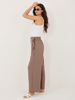 Brązowe spodnie wide leg na lato