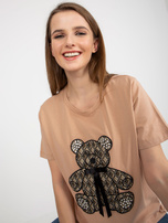 Hurtownia Camelowy damski t-shirt z misiem i aplikacją 3D