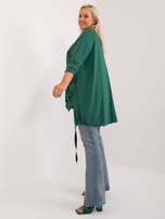 Hurtownia Ciemnozielona bluzka plus size z napisami i dżetami