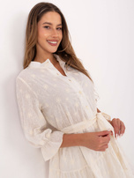 Jasnobeżowa haftowana sukienka z falbaną 