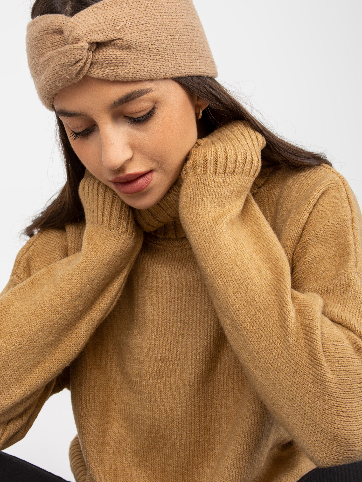Großhandel Camelowy lockerer Pullover mit hohem Kragen RUE PARIS.