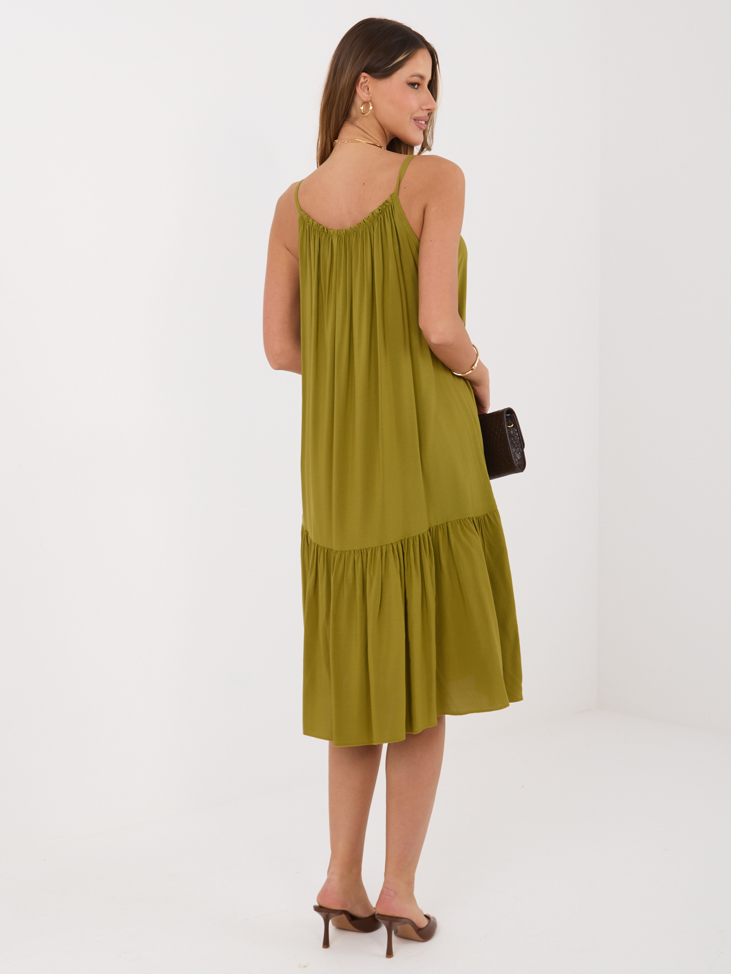 Oliwkowa midi sukienka na ramiączkach