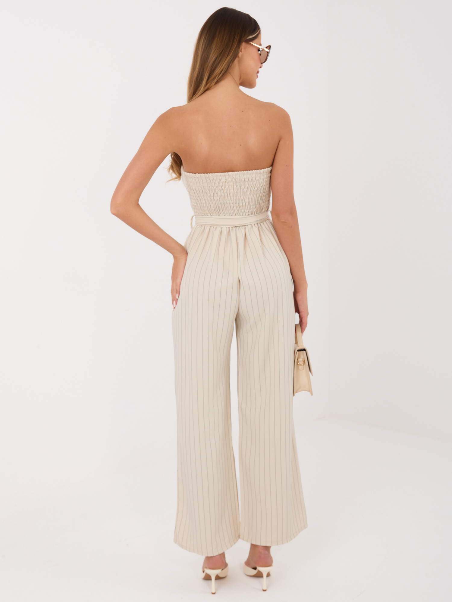 Beżowy elegancki kombinezon z szerokimi nogawkami