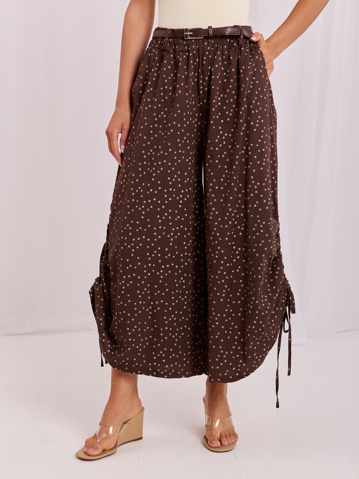 Schokoladenfarbene Damen 7/8-Hosen mit Bündchen.