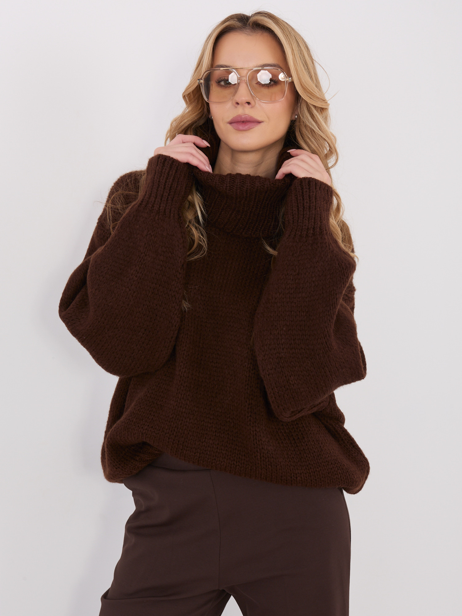 Sweter ciemny brązowy