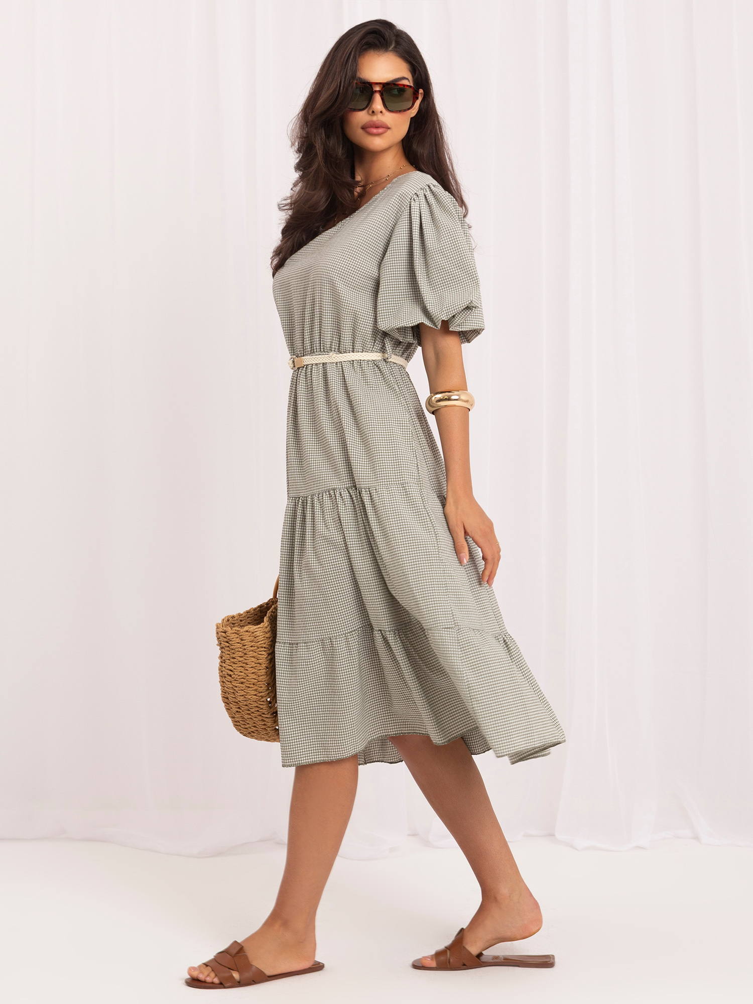 Khaki poletna obleka z naborkastimi rokavi.